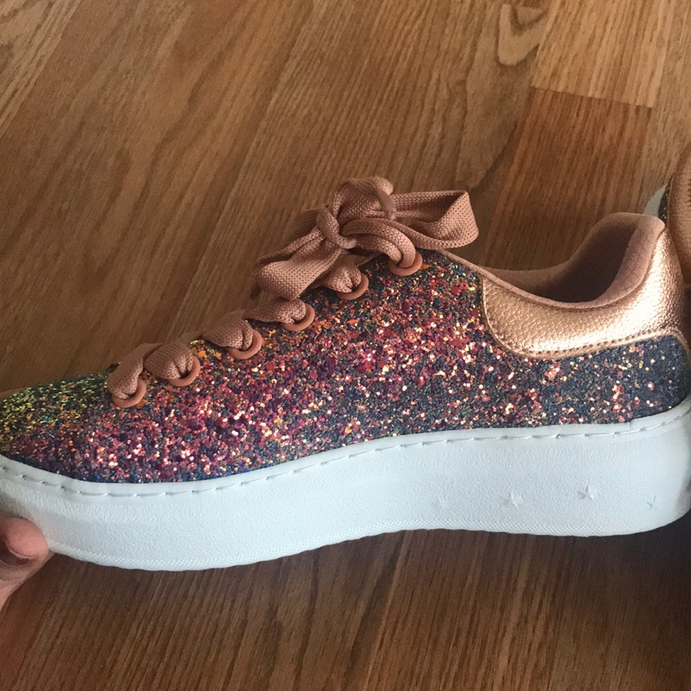 Platform sparkly sneaker! Rose gold detail